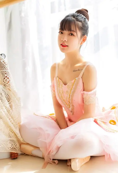 免费踩踏区美女的脚奴足艺阁